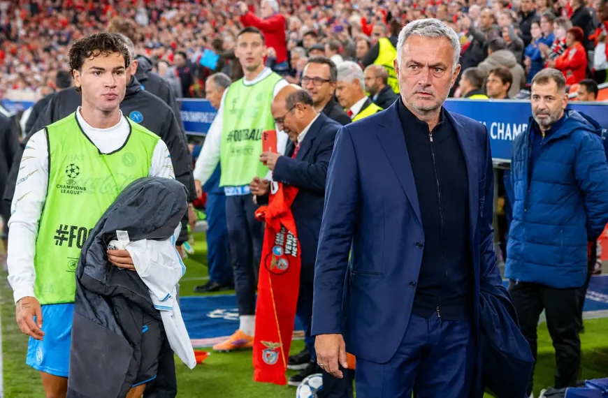 José Mourinho no estádio durante um jogo europeu enquanto cresce a possibilidade de regressar ao Real Madrid.