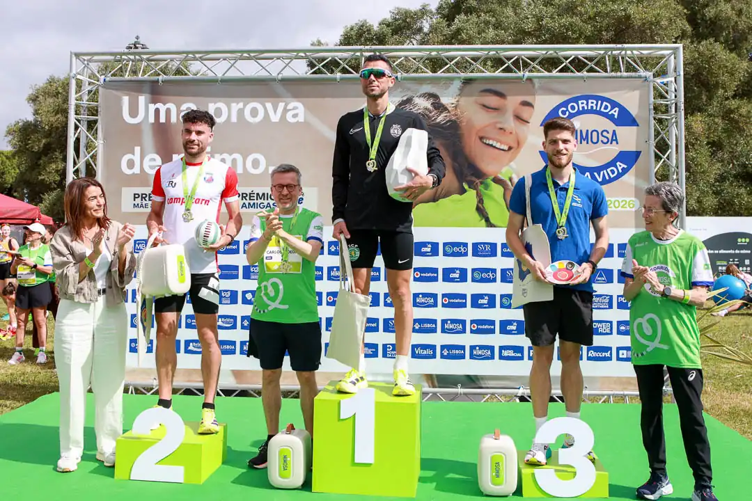 Pódio masculino da Corrida Mimosa pela Vida em Lisboa com Rui Pinto vencedor da prova.