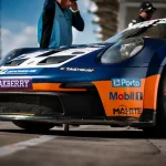 Porsche da Porsche Cup Brasil nas boxes durante corrida com tecnologia de inteligência artificial aplicada à gestão em pista.