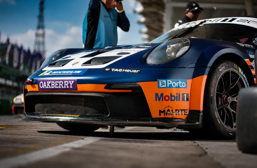 Porsche da Porsche Cup Brasil nas boxes durante corrida com tecnologia de inteligência artificial aplicada à gestão em pista.