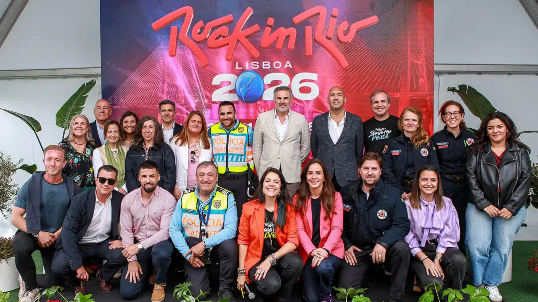 Grupo de representantes do Rock in Rio Lisboa, PSP, Proteção Civil e parceiros de mobilidade posa para fotografia oficial durante a apresentação do plano de mobilidade do festival.