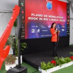 Roberta Medina durante a apresentação do Plano de Mobilidade do Rock in Rio Lisboa 2026, num palco com o ecrã oficial do festival ao fundo.