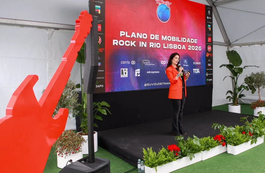 Roberta Medina durante a apresentação do Plano de Mobilidade do Rock in Rio Lisboa 2026, num palco com o ecrã oficial do festival ao fundo.