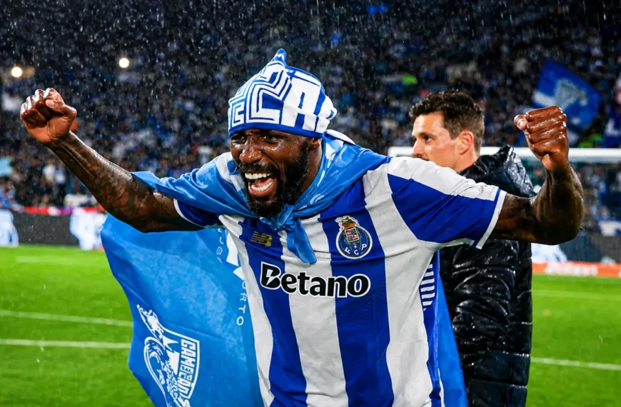 Seko Fofana celebra título do FC Porto sob chuva no Estádio do Dragão