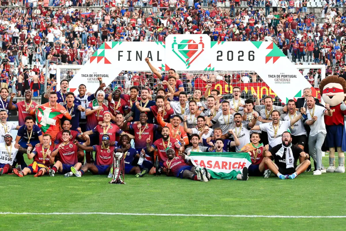 Equipa do Torreense celebra a conquista da Taça de Portugal 2026 no Jamor após vencer o Sporting.