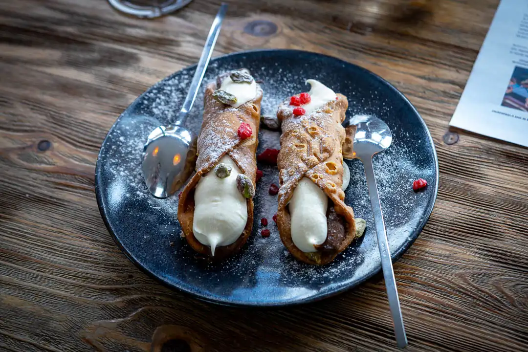 Cannoli italianos servidos no Tutto Passa Rooftop em Lisboa como parte da nova carta de sobremesas.