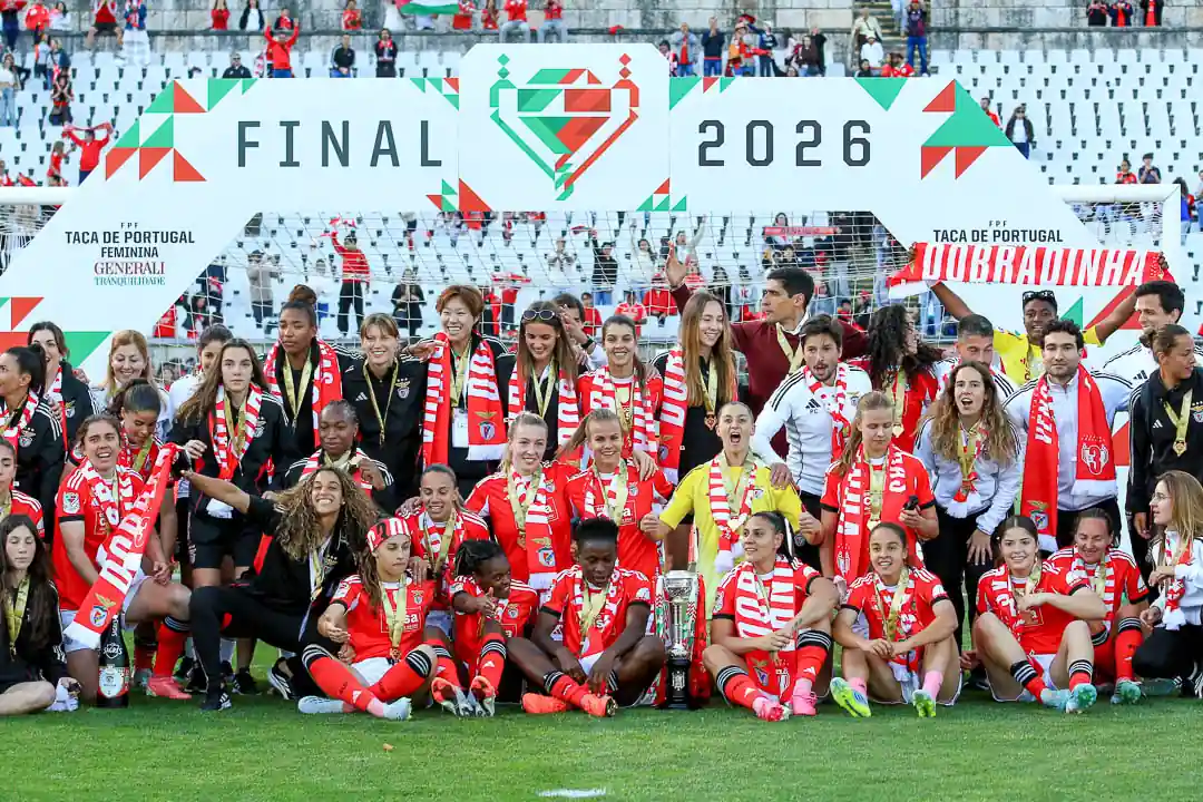 Equipa feminina do Benfica celebra com o troféu da Taça de Portugal feminina 2026 após vitória frente ao FC Porto no Jamor.