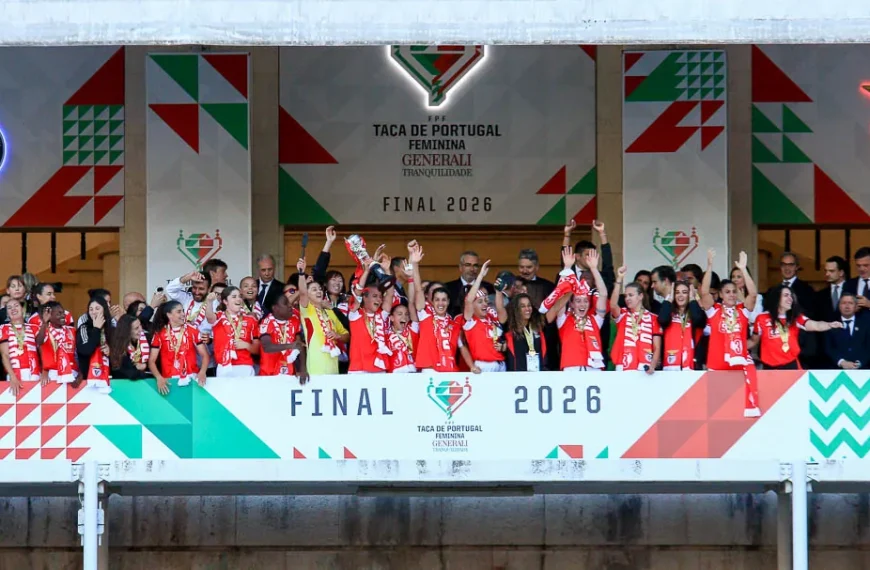 Jogadoras do Benfica celebram a conquista da Taça de Portugal feminina 2026 no Jamor após vitória frente ao FC Porto.