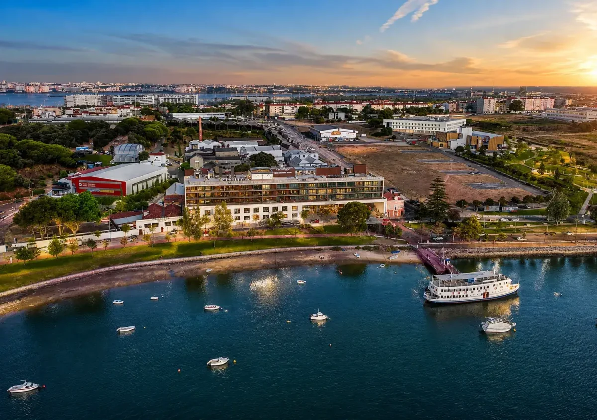 Vista aérea do Upon Harbor Seixal Bay Hotel junto à Baía do Seixal