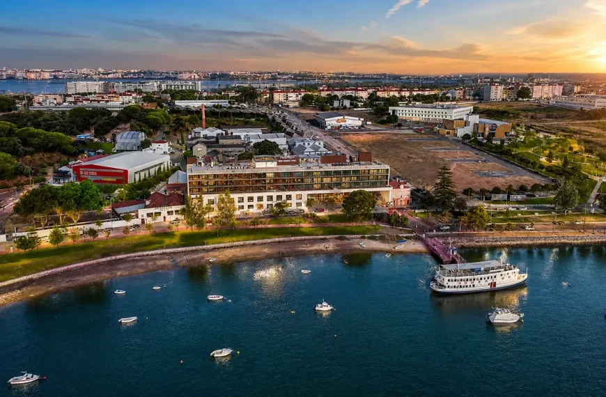 Vista aérea do Upon Harbor Seixal Bay Hotel junto à Baía do Seixal