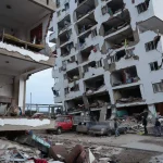 Edifício destruído após o sismo na Venezuela com equipas de resgate junto aos escombros.