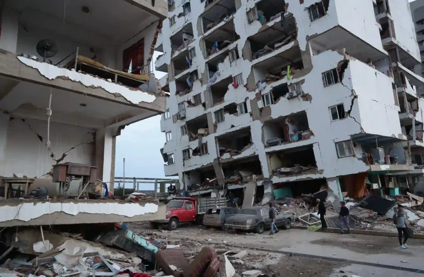 Edifício destruído após o sismo na Venezuela com equipas de resgate junto aos escombros.