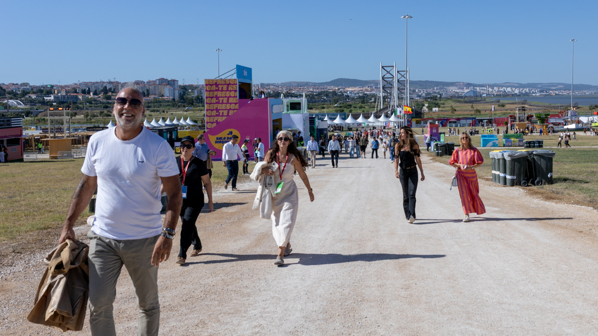 Visitantes percorrem a Cidade do Rock durante o Evento Teste do Rock in Rio Lisboa 2026.