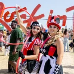Artistas de animação posam junto ao icónico letreiro do Rock in Rio durante a edição de 2026.