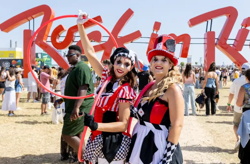 Artistas de animação posam junto ao icónico letreiro do Rock in Rio durante a edição de 2026.