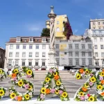 Instalação floral "Casar" na Praça do Município durante os Casamentos de Santo António 2026, em Lisboa.