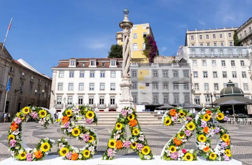 Instalação floral "Casar" na Praça do Município durante os Casamentos de Santo António 2026, em Lisboa.