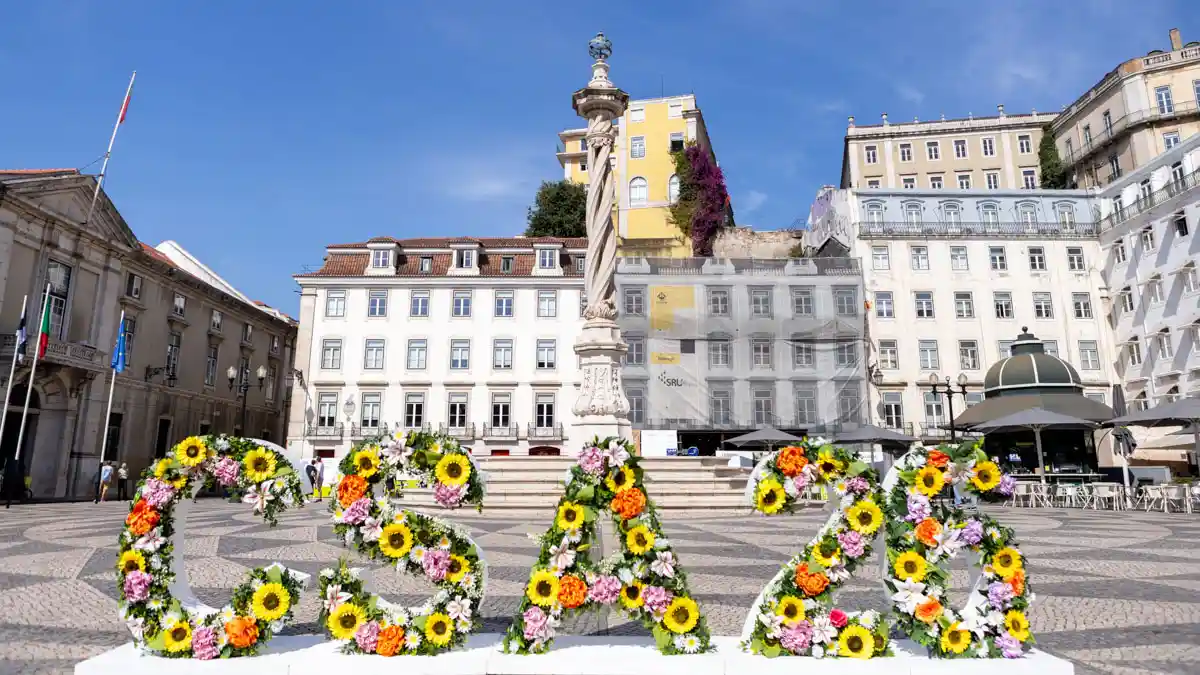 Instalação floral "Casar" na Praça do Município durante os Casamentos de Santo António 2026, em Lisboa.