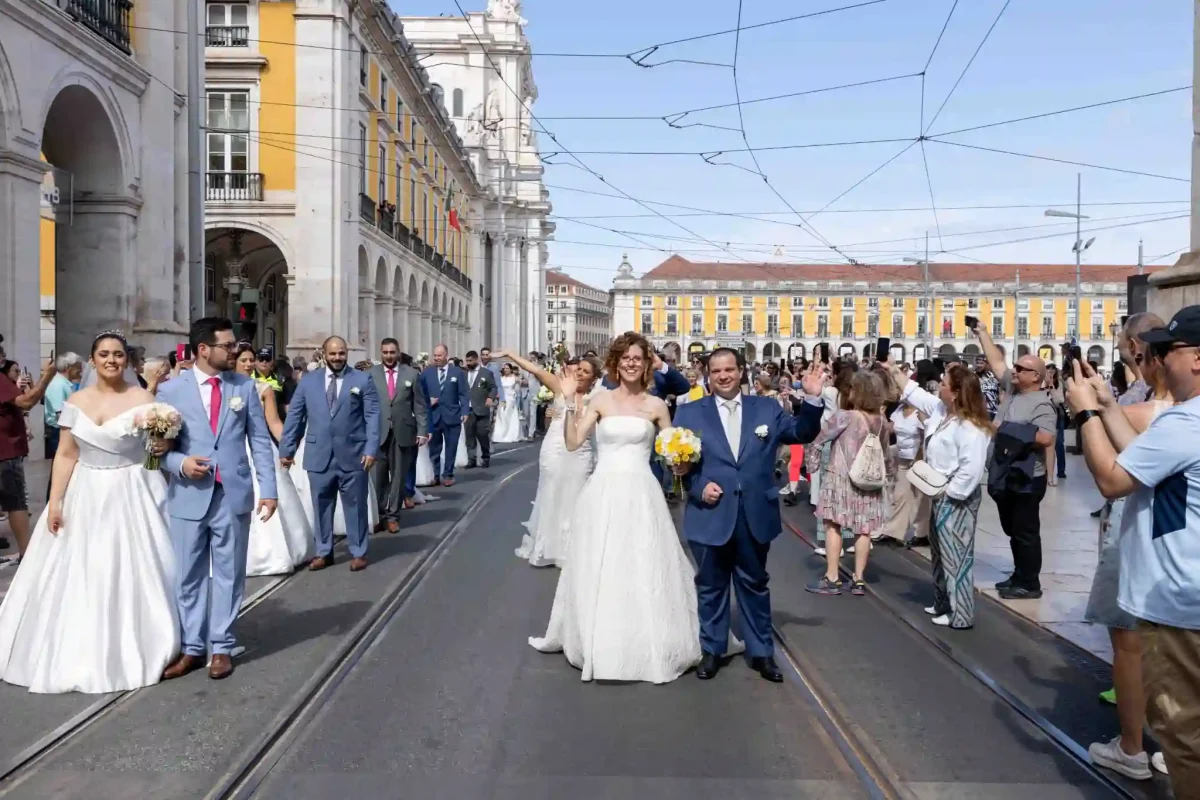 Casais dos Casamentos de Santo António percorrem as ruas da Baixa de Lisboa saudados pelo público durante as Festas de Lisboa 2026.