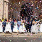 Os 16 casais dos Casamentos de Santo António celebram a união à porta da Sé de Lisboa sob uma chuva de confettis durante as Festas de Lisboa 2026.