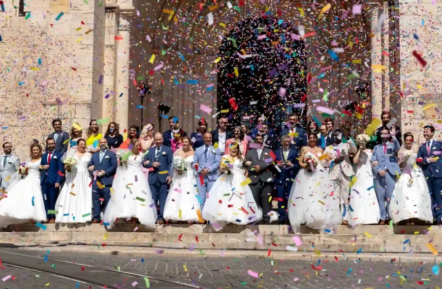 Os 16 casais dos Casamentos de Santo António celebram a união à porta da Sé de Lisboa sob uma chuva de confettis durante as Festas de Lisboa 2026.