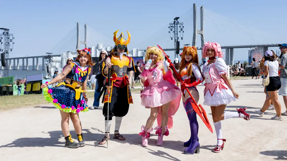 Grupo de cosplayers posa para fotografia durante o Rock in Rio Lisboa 2026 na Cidade do Rock.
