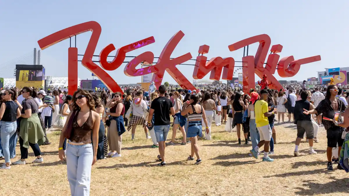 Visitantes circulam junto ao icónico letreiro do Rock in Rio durante a edição de 2026 na Cidade do Rock.