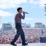 Artista atua perante milhares de espectadores num festival de música em Portugal