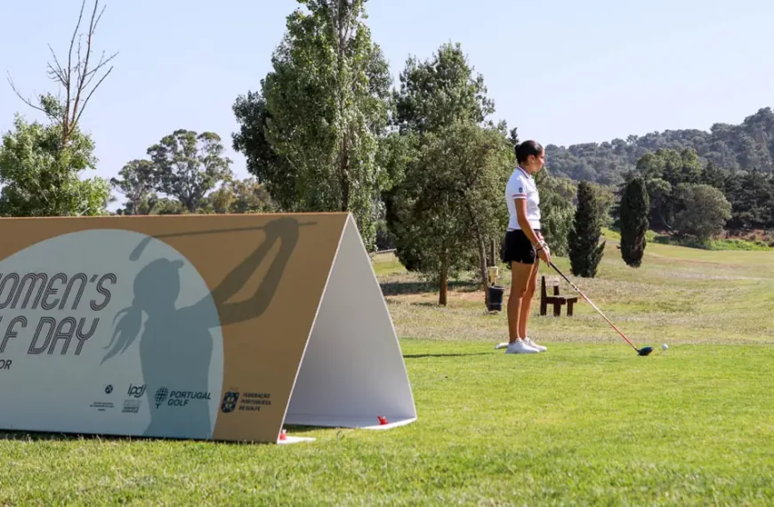 Mulheres praticam golfe durante o Women's Golf Day no Golfe do Jamor.