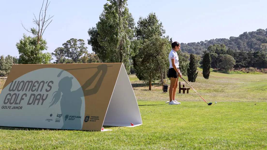 Mulheres praticam golfe durante o Women's Golf Day no Golfe do Jamor.