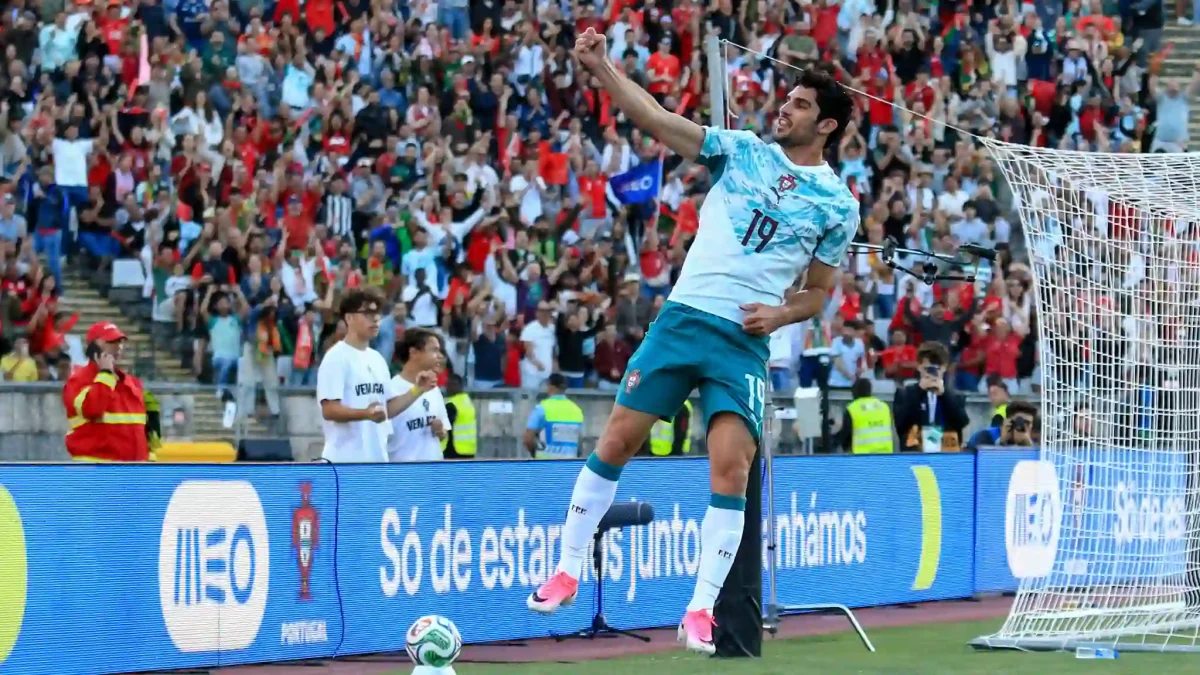Gonçalo Guedes celebra o primeiro golo de Portugal frente ao Chile no Estádio Nacional do Jamor.