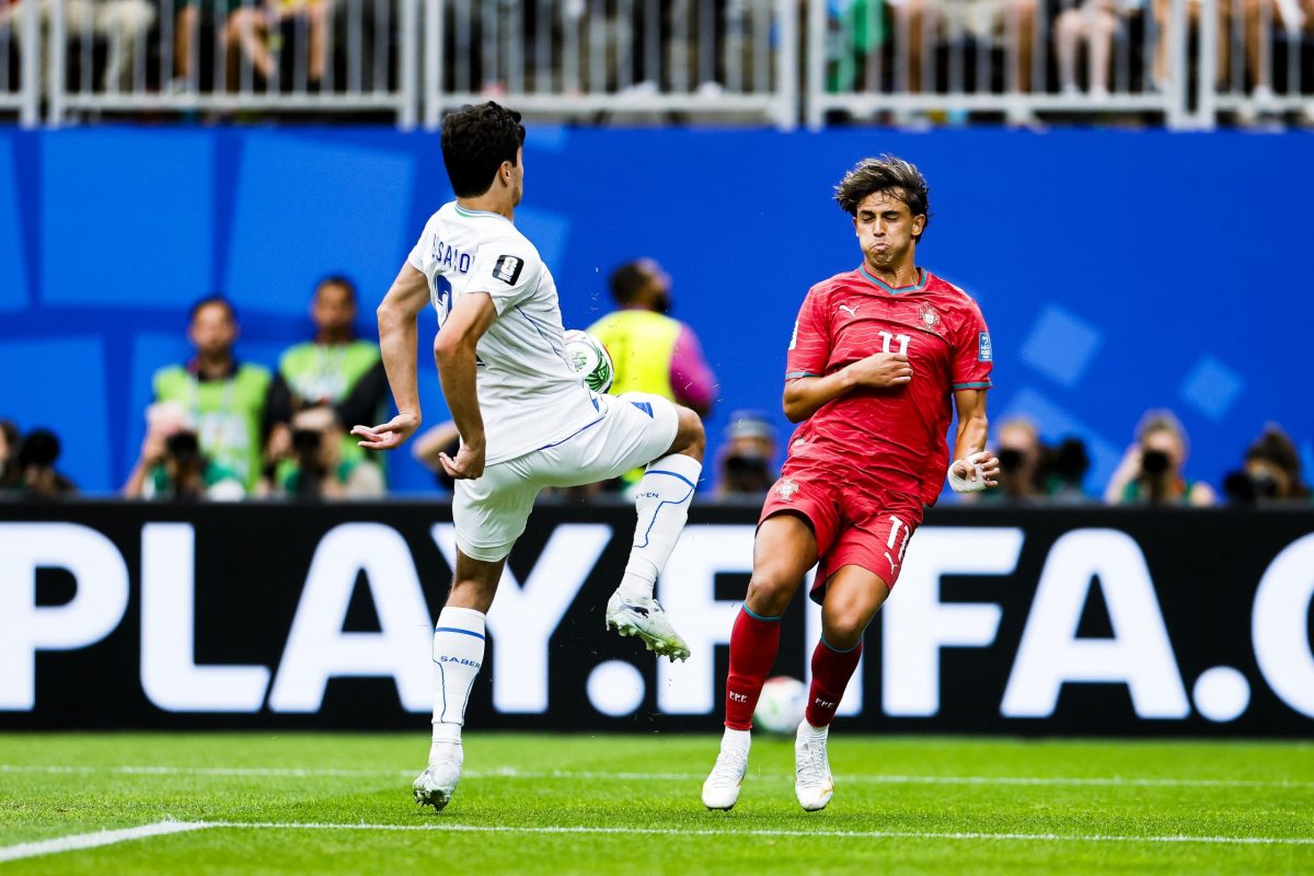 João Félix disputa a posse de bola com um jogador do Uzbequistão durante o jogo entre Portugal e Uzbequistão no Campeonato do Mundo de Futebol 2026.