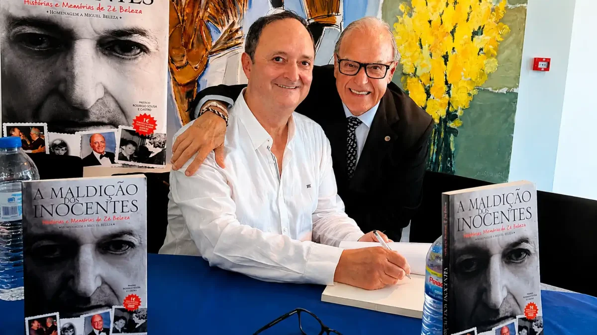 José Manuel Beleza durante uma sessão de autógrafos do livro A Maldição dos Inocentes.