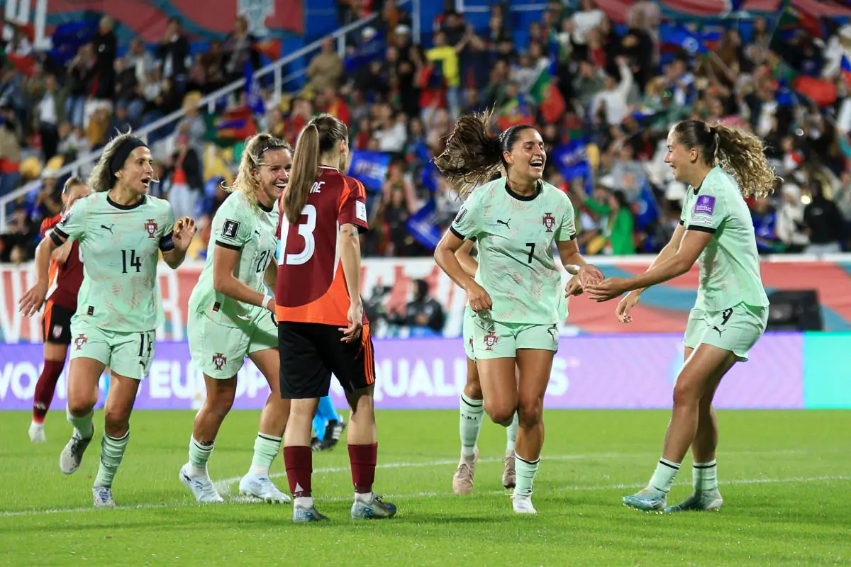 Kika Nazareth celebra com as colegas da seleção portuguesa durante o jogo frente à Letónia.