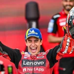 Marc Márquez celebra com entusiasmo uma vitória histórica ao serviço da Ducati Lenovo Team na MotoGP.