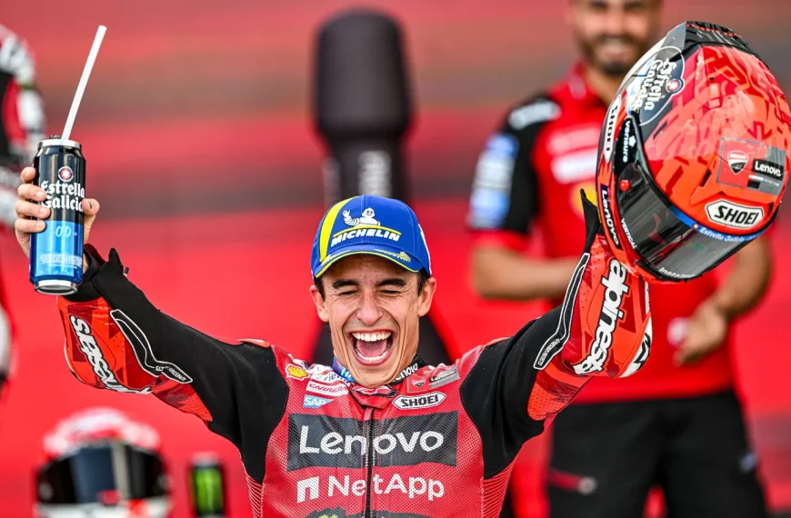 Marc Márquez celebra com entusiasmo uma vitória histórica ao serviço da Ducati Lenovo Team na MotoGP.