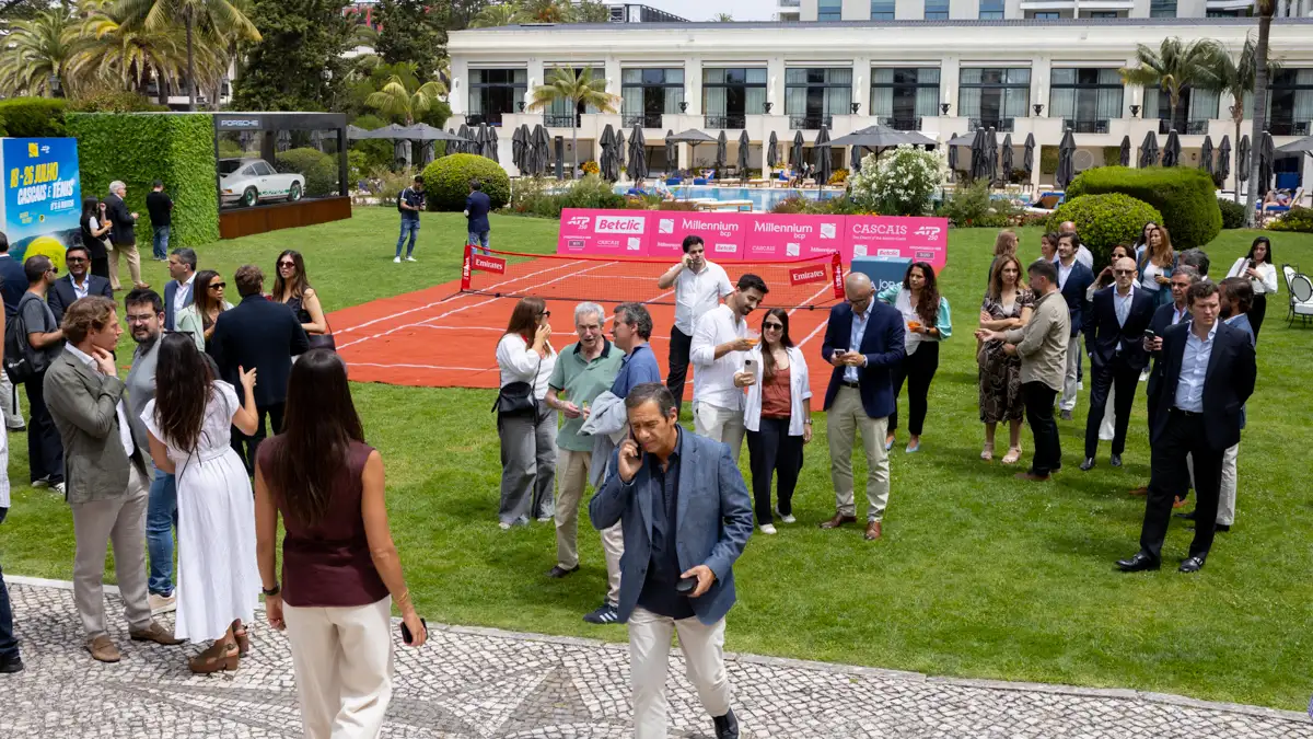Campo de ténis montado nos jardins do Hotel Palácio Estoril durante a apresentação oficial do Millennium Estoril Open 2026.