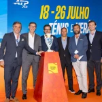 Responsáveis do Millennium Estoril Open posam junto ao troféu durante a apresentação oficial da edição de 2026 no Hotel Palácio Estoril.