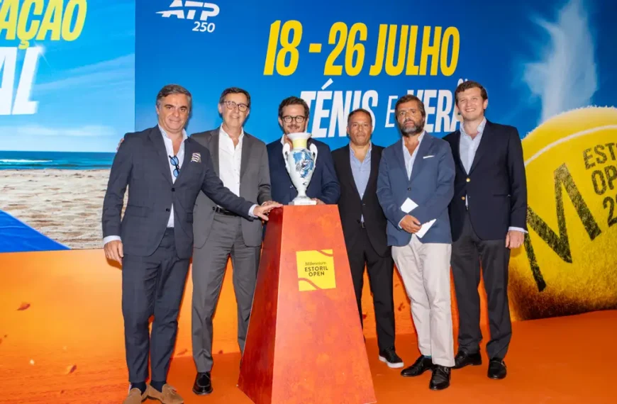 Responsáveis do Millennium Estoril Open posam junto ao troféu durante a apresentação oficial da edição de 2026 no Hotel Palácio Estoril.