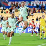 Ana Capeta celebra com as colegas da seleção portuguesa durante o jogo frente à Letónia.