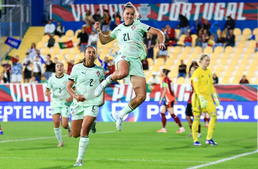 Ana Capeta celebra com as colegas da seleção portuguesa durante o jogo frente à Letónia.