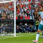Gonçalo Guedes celebra um golo de Portugal frente ao Chile no Estádio Nacional do Jamor perante milhares de adeptos.