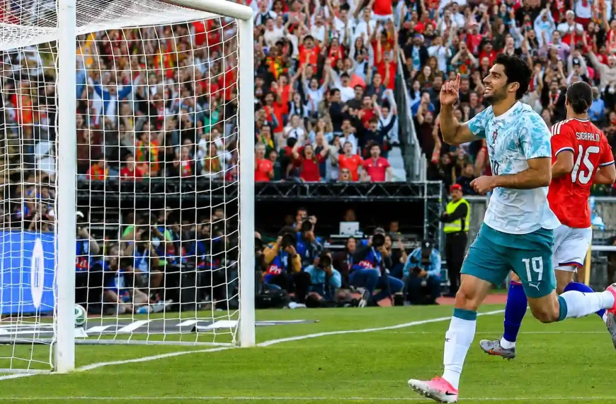 Gonçalo Guedes celebra um golo de Portugal frente ao Chile no Estádio Nacional do Jamor perante milhares de adeptos.