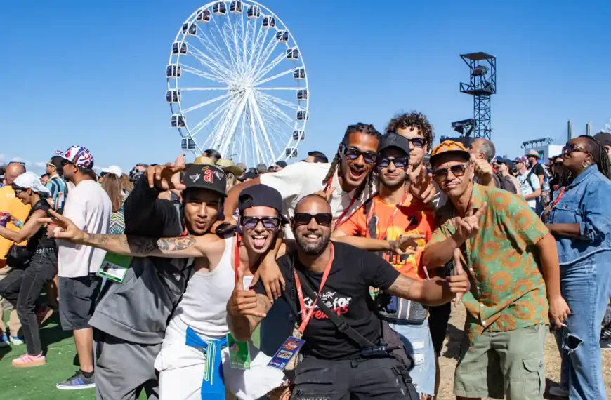 Grupo de festivaleiros posa para uma fotografia na Cidade do Rock durante o Rock in Rio Lisboa 2026.