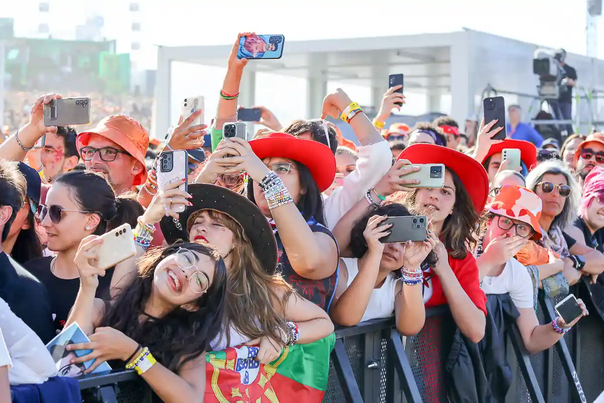 Público fotografa atuação durante um festival de música em Portugal