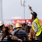Artista de animação interage com o público durante o espetáculo The Flight no Rock in Rio Lisboa 2026.
