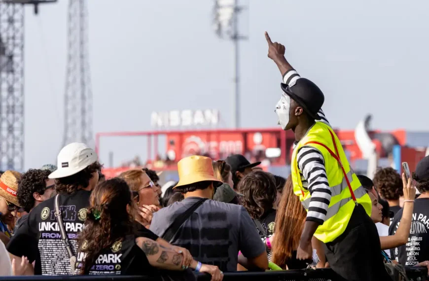 Artista de animação interage com o público durante o espetáculo The Flight no Rock in Rio Lisboa 2026.