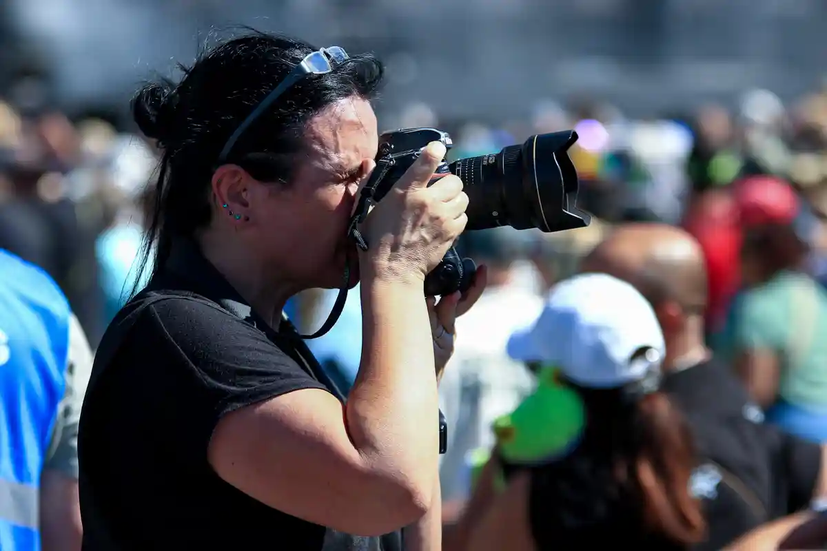 A fotojornalista Rita Carmo fotografa um concerto durante o Rock in Rio Lisboa 2026.