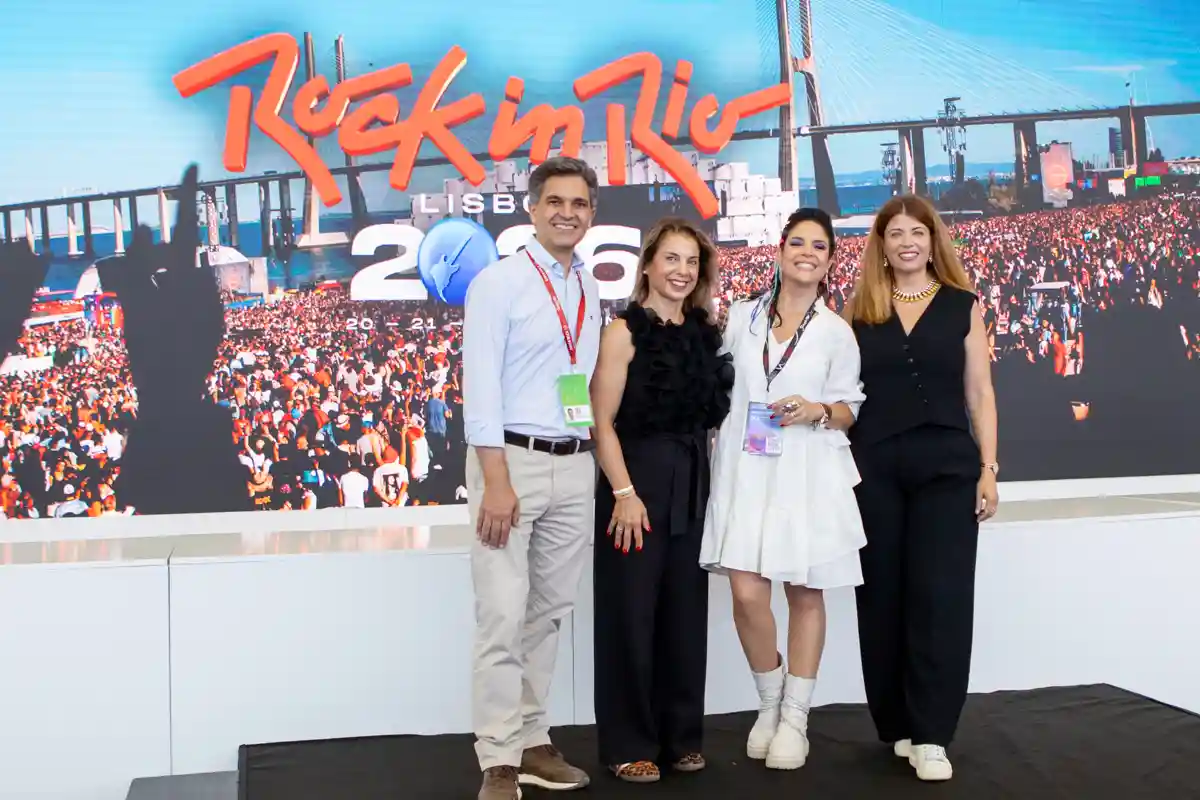 Roberta Medina posa ao lado de representantes da Câmara Municipal de Lisboa durante a conferência de imprensa de balanço da 11.ª edição do Rock in Rio Lisboa.
