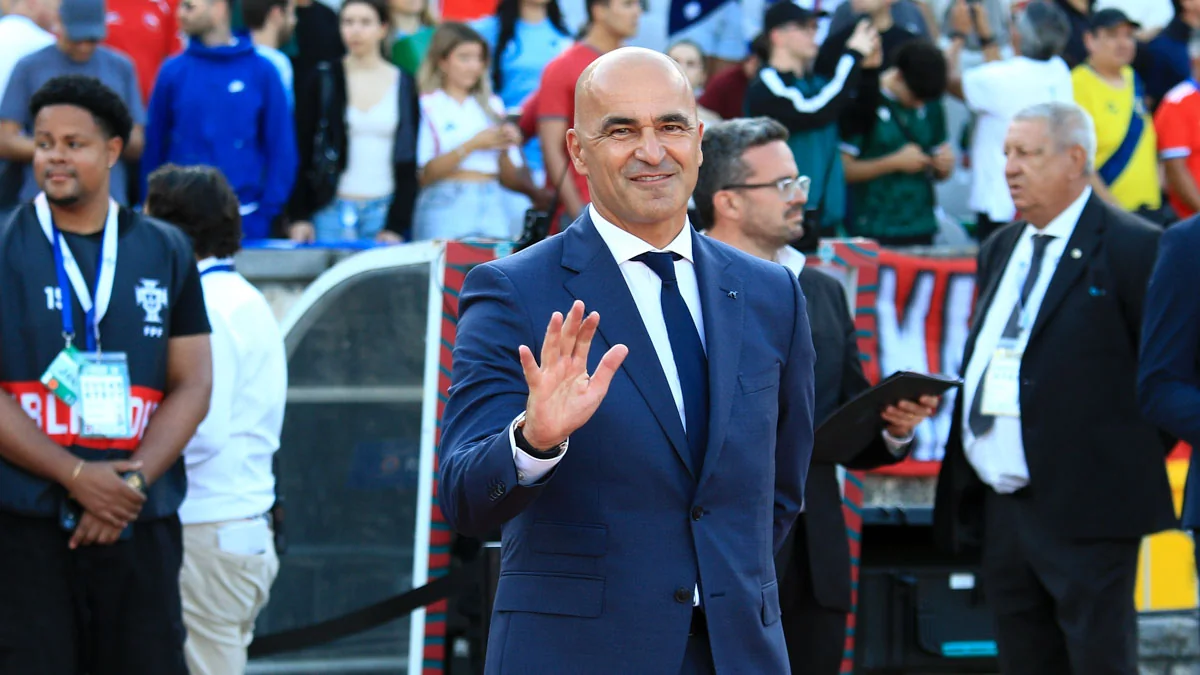 Roberto Martínez acena aos adeptos antes de um jogo da Seleção Nacional durante a preparação para o Mundial 2026.